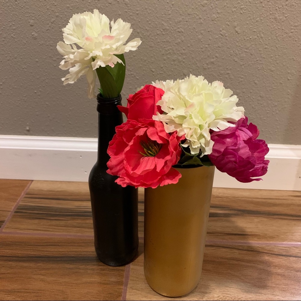 ⭐️ Gold sprayed wine bottle vase